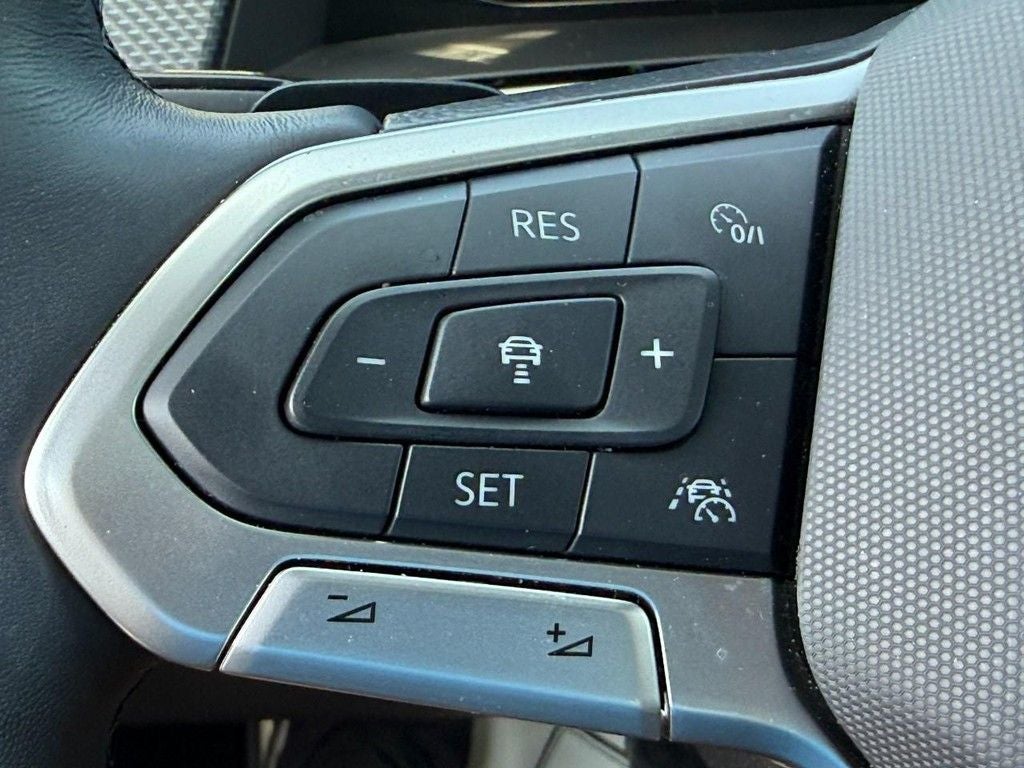 2024 Volkswagen Atlas Cross Sport 2.0T SEL R-Line