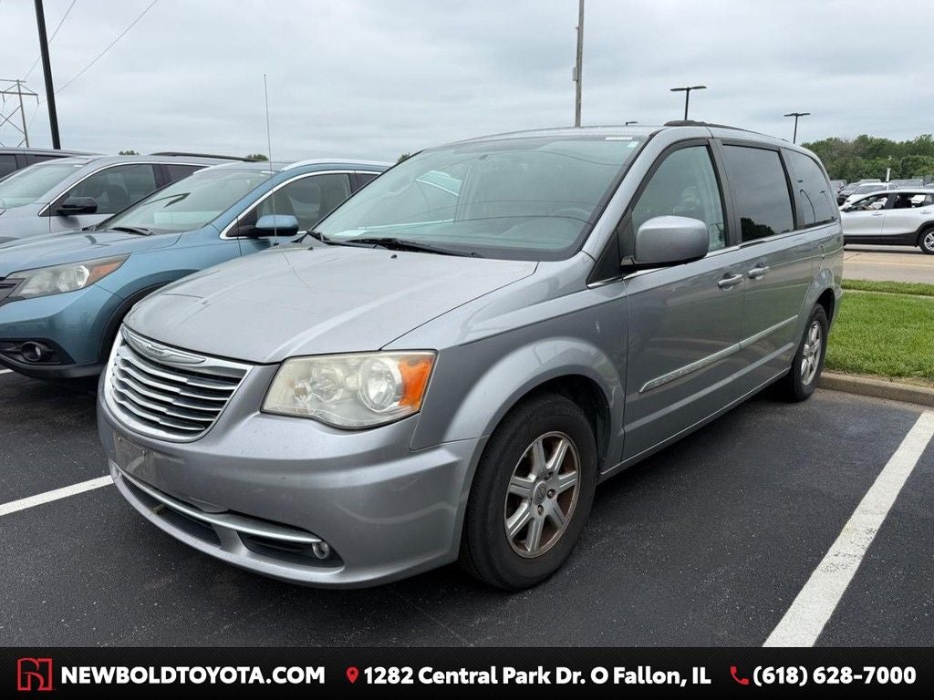 2013 Chrysler Town & Country Touring's photo
