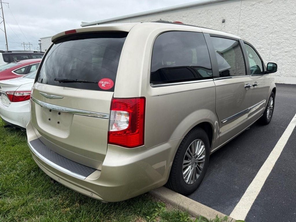 2014 Chrysler Town & Country Touring-L