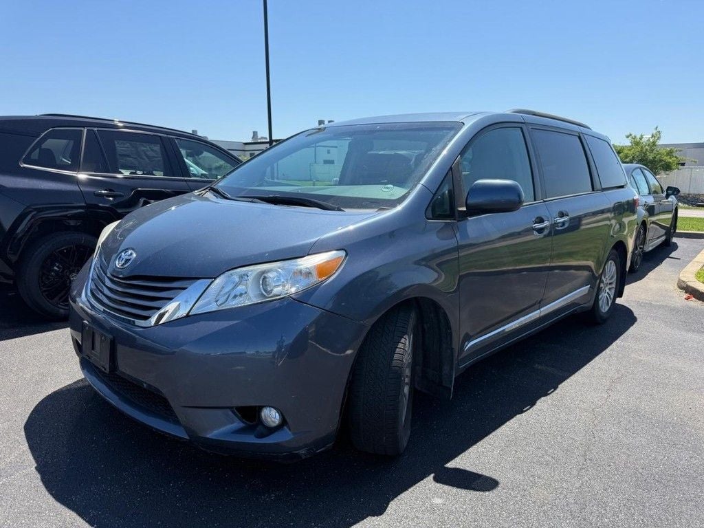 2016 Toyota Sienna XLE 8 Passenger