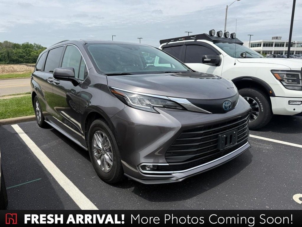 2022 Toyota Sienna XLE 7-Passenger Hybrid FWD's photo