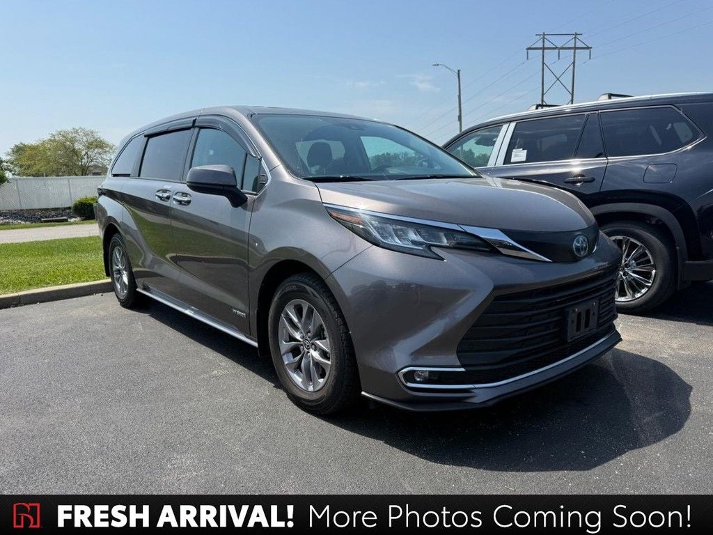 2021 Toyota Sienna XLE 7-Passenger Hybrid FWD's photo