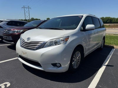 2017 Toyota Sienna XLE 8 Passenger